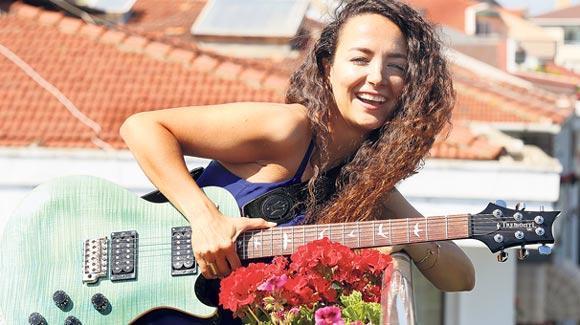 “Aşk rengarenk bir çukura  düşmek gibi”