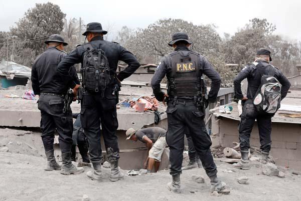 Fuego Yanardağındaki patlamalar sonrasın korkunç görüntüler