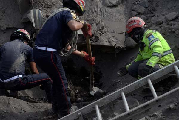 Fuego Yanardağındaki patlamalar sonrasın korkunç görüntüler