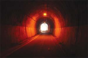 Tünelin ucundaki ışık mı, far mı