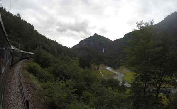 Dünyanın en güzel manzaralı tren yolculuğu Flam