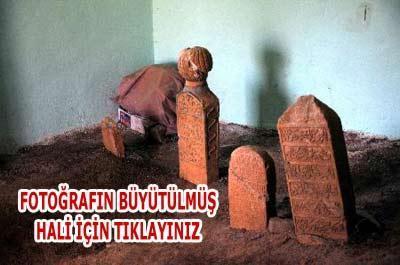 Türbede sırrı çözülemeyen yazıt
