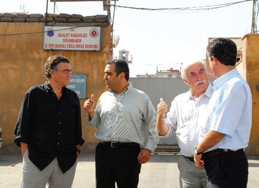 Hiç unutmayın, barış ve demokrasinin yolu Diyarbakır’dan geçer