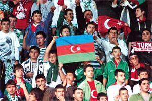 Azeri bayrağı maç öncesini gerdi