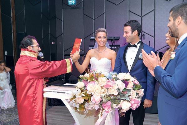 Düğün gerçek, nikâh sözde
