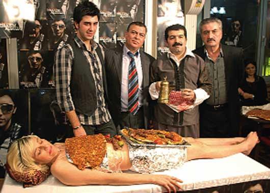 Çıplak kadın üstü kebap