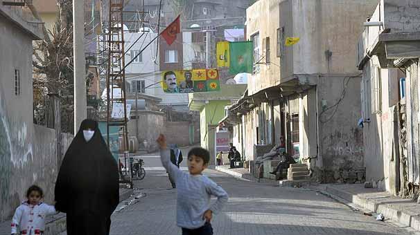 Cizrede hendek kazılan sokaklara PKK bayrakları asıldı