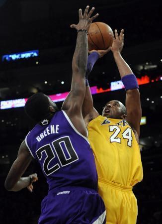 Kobe Bryant 39 sayı ile oynadı