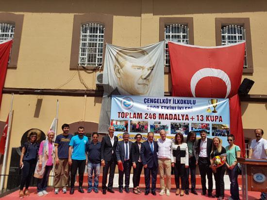 Mustafa Denizli minik sporculara ödül verdi