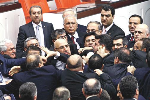 HER CÜMLE BİR OLAY