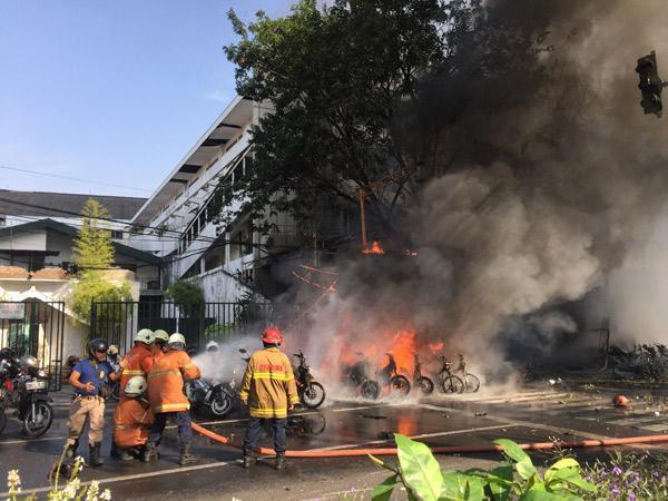 Son dakika... Endonezyada saldırı dalgası Motosikletli teröristler dehşet saçtı
