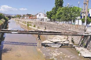 Çöplerini Meles Çayı’na atıyorlar