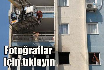 Evini ateşe verdi, itfaiye ve polise eşyaları fırlattı