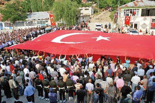 TÜRKİYE AĞLIYOR