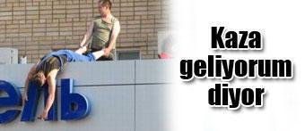 Direksiyonda uyuyan sürücü evin yatak odasına girdi