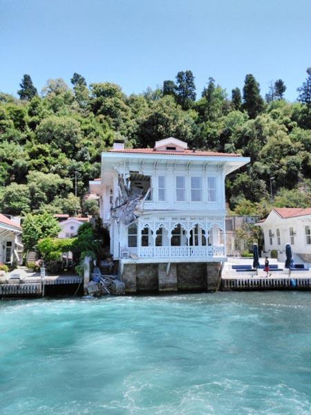 Kanlıcada yalıya gemi çarptı