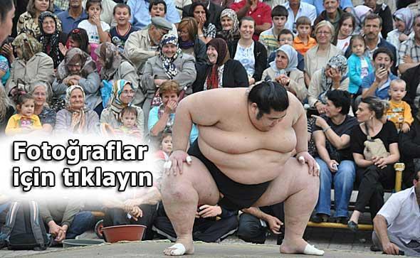 Sumo güreşçileri gösteri yaptı, kadınlar utandı