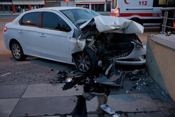 Ankarada ölümlü kazaya karışan aracı çekiciyle kaçırdılar