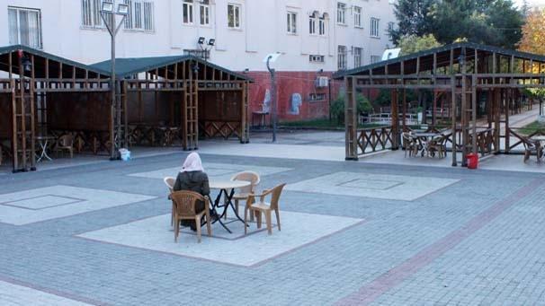 Kitap okuma etkinliğinde dikkat çeken görüntü