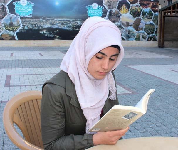 Kitap okuma etkinliğinde dikkat çeken görüntü