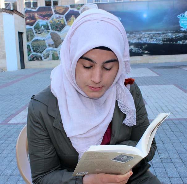 Kitap okuma etkinliğinde dikkat çeken görüntü