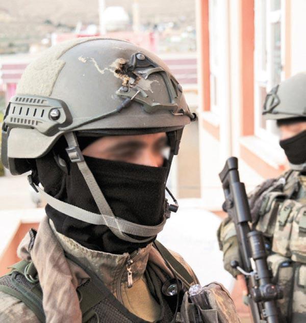O miğferi hiç çıkarmıyor