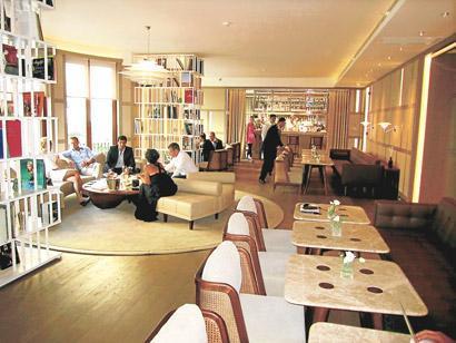 En havalı butik otelde üç muhteşem kadın