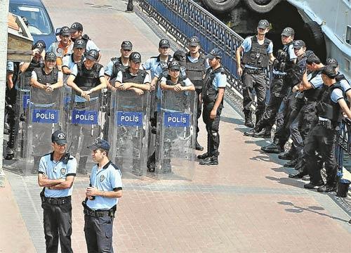 Onlar vapuru kaçırdı polisler bakıp kaldı