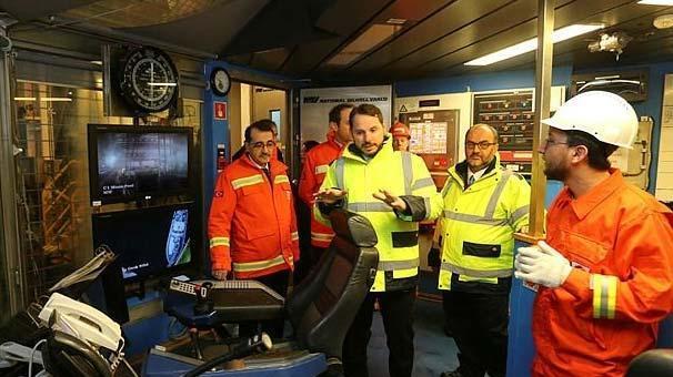 Bakan Berat Albayrak, Türkiye’nin ilk sondaj gemisini inceledi
