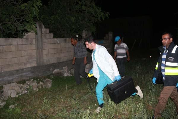 Adıyamanda meydana gelen depremde enkaz altında kalan köpek 16 saat sonra çıkarıldı