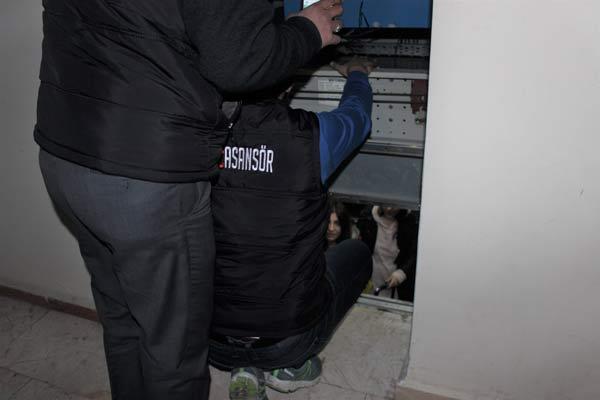 Bursada asansörde mahsur kalan kızları itfaiye kurtardı