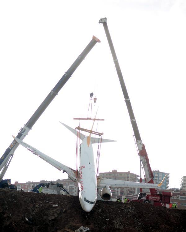 Trabzondaki uçak için kurtarma operasyonu...