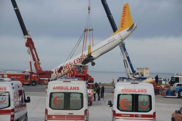 Trabzondaki uçak için kurtarma operasyonu...