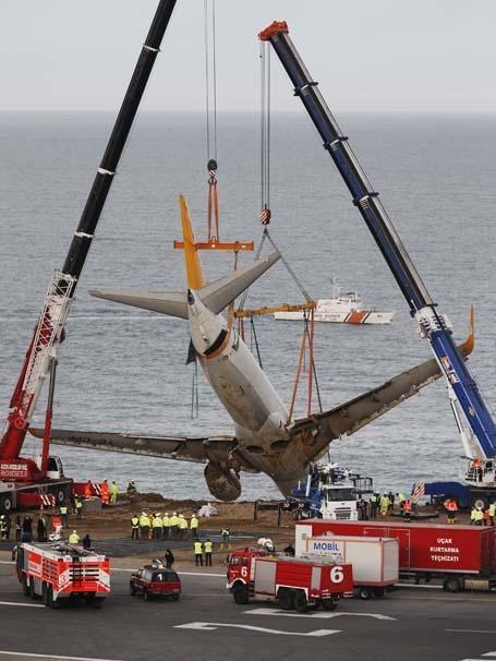 Trabzondaki uçak için kurtarma operasyonu...