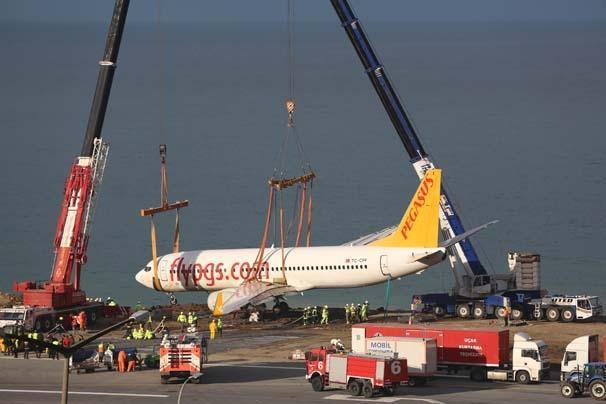 Trabzondaki uçak için kurtarma operasyonu...