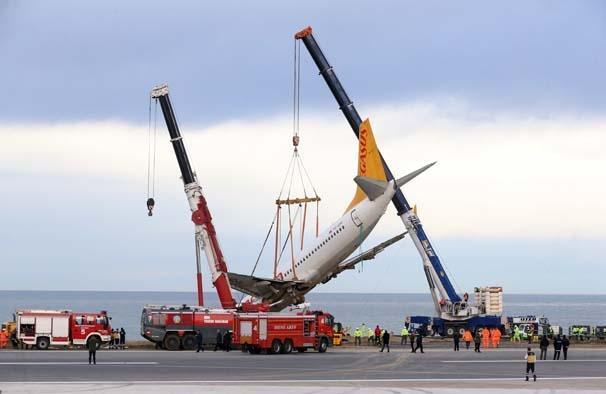 Trabzondaki uçak için kurtarma operasyonu...