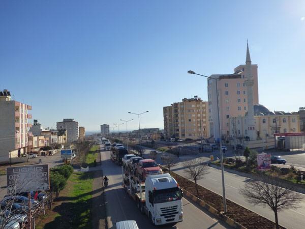 Bayraklı ağır silah konvoyu