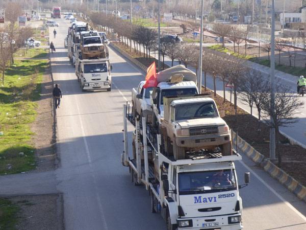 Bayraklı ağır silah konvoyu
