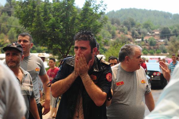 Kumlucada alevler durdurulamıyor Antalya yolu kapandı