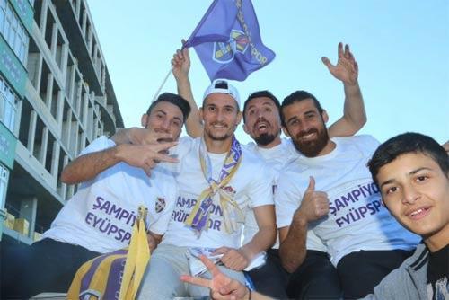 Şampiyon Eyüpspor kupasını kaldırdı