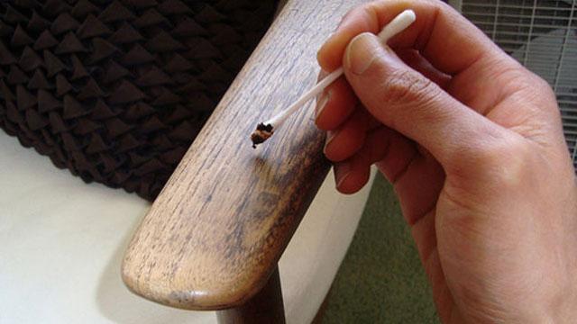 Mobilyalardaki lekeleri temizler Mobilyalardaki lekeleri temizler