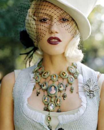 Artık karnını özgürce sergiliyor