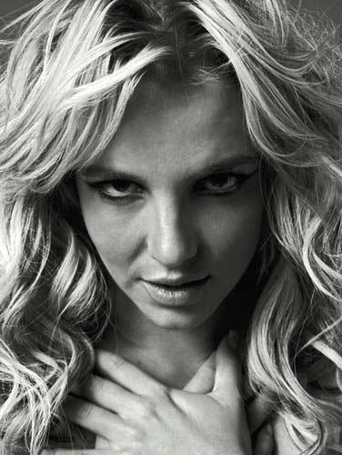 Britney havuz başında