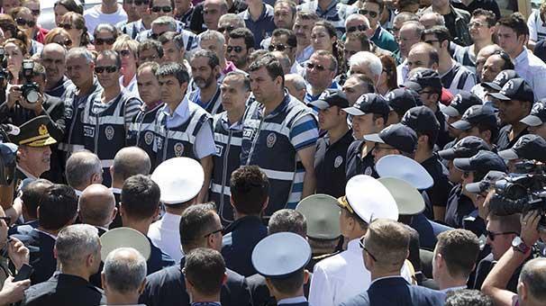Genelkurmay Başkanı Akar:  Üniforma giymiş hainler, yılanlar...