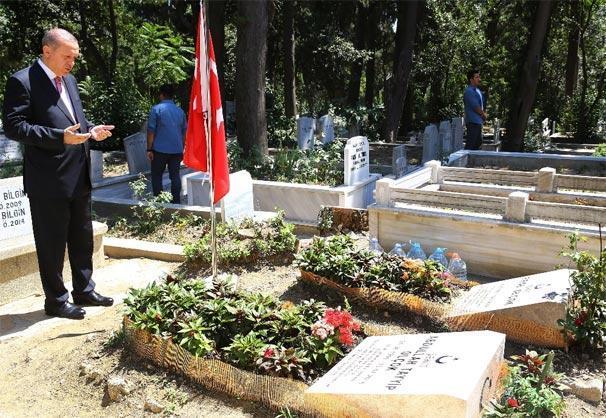 Erdoğan, Erol Olçokın mezarını ziyaret etti