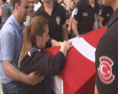 İntihar eden komiserin cenazesi gözyaşları içinde morgdan alındı