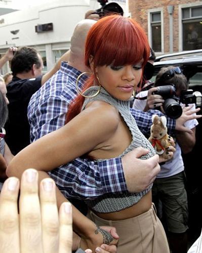 Rihannaya koruma tacizi
