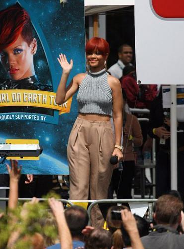Rihannaya koruma tacizi