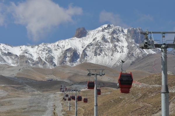 Tunceli’nin yüksek kesimlerine kar yağdı