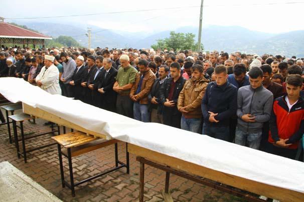 Denizde boğulan üç kardeş toprağa verildi